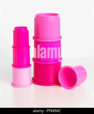 Impilati tazze rosa Foto Stock