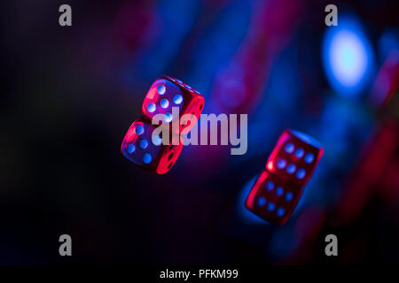 Giochi d'azzardo tema. Roulette e Poker chips su colorato sfondo bokeh di fondo. Foto Stock