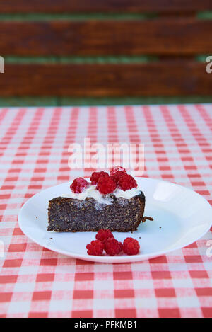 Semi di papavero home torta fatta con lampone e della crema di latte Foto Stock