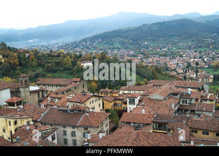 L'Italia, la medievale città alta di Bergamo in Lombardia. Tetti e una vista da sopra Foto Stock