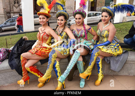 Caporales ballerini in costumi ornati nella città mineraria di Potosi, precedendo il boliviano celebrazioni del Giorno dell'indipendenza. Foto Stock