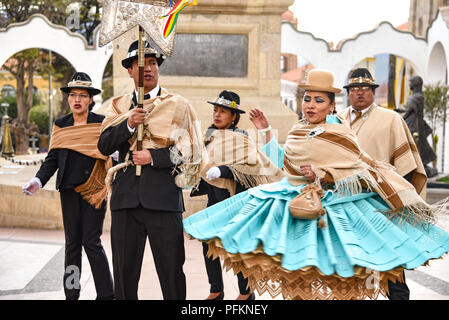 Ballerini in abito tradizionale parata attraverso la città di Potosí, Bolivia, davanti del boliviano Giorno Di Indipendenza Foto Stock