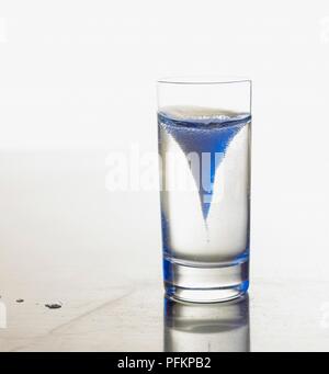 La formazione di bolle di vortice in un bicchiere di acqua Foto Stock