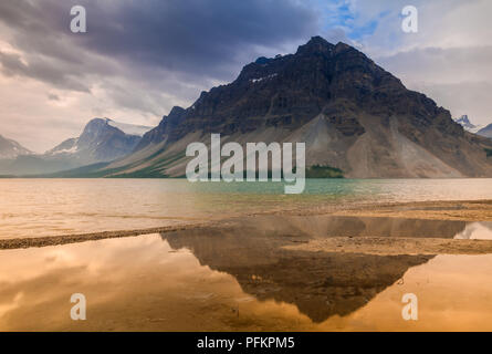 Un moody mattina a Bow Lake nel Parco Nazionale di Banff, Alberta, Canada Foto Stock