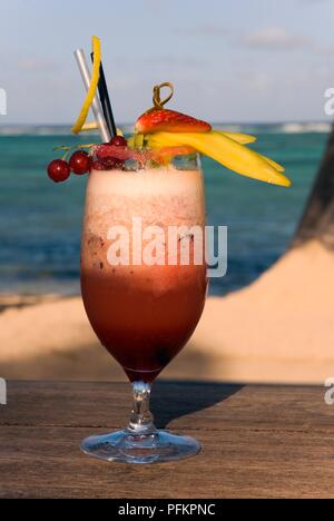 St Barthelemy, cocktail sul tavolo con il mare in background Foto Stock