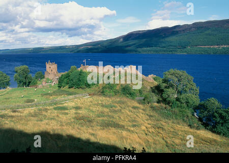 Gran Bretagna, Scozia, le rovine del castello di Urquhart si affaccia su Loch Ness Foto Stock