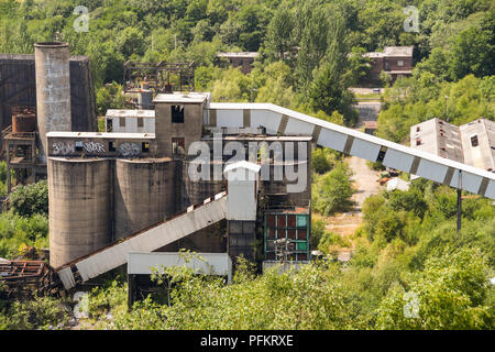 Costruzioni abbandonate sul sito dell'ex Cwm colliery e forni a coke in Beddau vicino a Pontypridd, Galles. Foto Stock