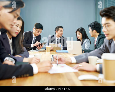 Asian corporate persone discutere di affari in gruppi. Foto Stock