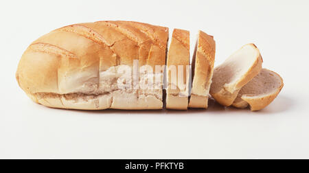 Parzialmente pane a fette di pane bianco, vista laterale. Foto Stock