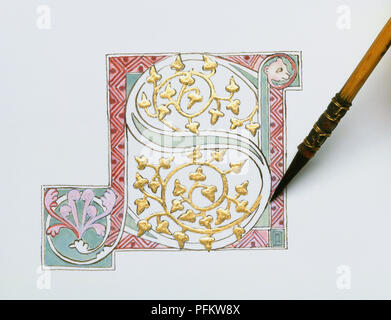 Applicazione di foglia oro disegno floreale su gesso della lettera S, close-up Foto Stock