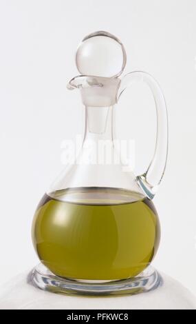 Ampolla di vetro riempito con olio d'oliva Foto Stock