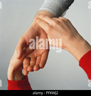 Dita sul polso mans misurando il polso Foto Stock