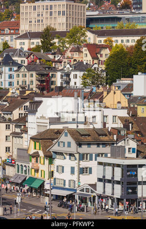 Zurigo, Svizzera - 27 Settembre 2017: gli edifici del centro storico della città di Zurigo lungo la Limmat come si vede dal Lindenhof park. Foto Stock