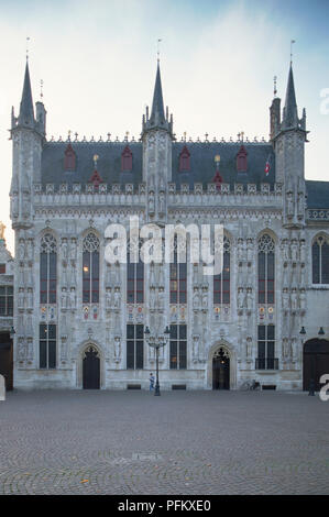 Belgio, Bruges, Stadhuis facciata, una delle più belle sale comunali in Belgio, costruito tra il 1376 e il 1420 Foto Stock