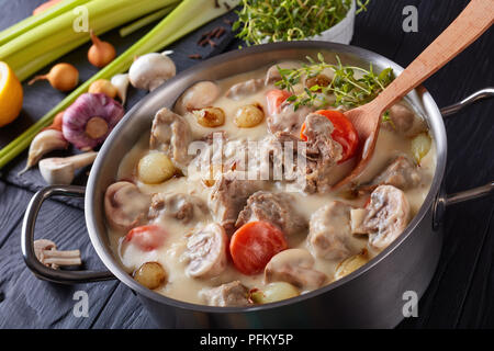 Cremosa di spezzatino di vitello o blanquette di vitello - pezzi di calvish di carne con funghi, smaltate cipolline, erbe e legumi stufati con salsa cremosa in Foto Stock