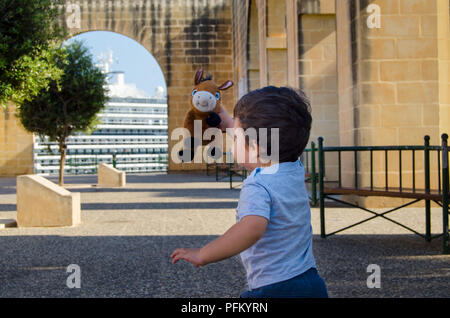 Un anno e mezzo di lavoro vecchio todler azienda giocattolo asino, Superiore baraka Foto Stock