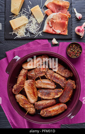 Fritti Braciole italiano - bistecca di manzo panini farciti con prosciutto e formaggio parmigiano grattugiato e prezzemolo imperniati con stuzzicadenti, in un braciere ingrediente. Foto Stock