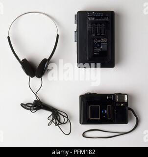 In vecchio stile cuffie personali, riproduttore di cassette e fotocamera Foto Stock