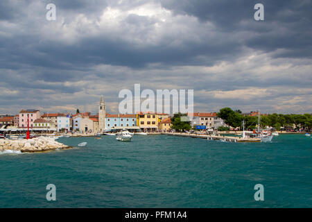 Vista dalla nave alla città di Fasana, Pola, Croazia Foto Stock