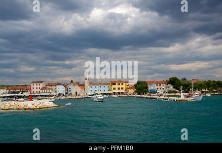 Vista dalla nave alla città di Fasana, Pola, Croazia Foto Stock