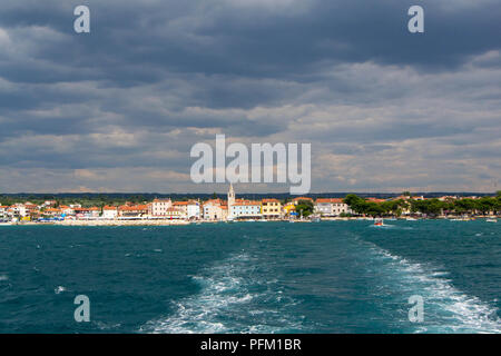 Vista dalla nave alla città di Fasana, Pola, Croazia Foto Stock