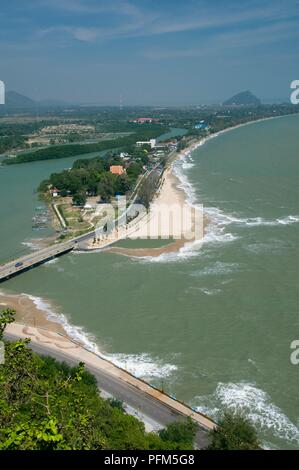 Thailandia, Prachuap Khiri Khan Provincia, Prachuap Khiri Khan, vista verso Bang Ao Nang Lom da Khao Chong Krajok (specchio Montagna) Foto Stock