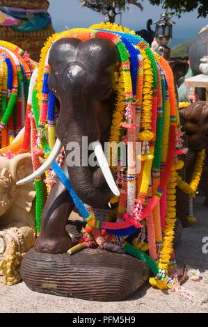 Thailandia Phuket Laem Phromthep (Phromthep Cape), santuario al di sopra del capo, statua di un elefante decorato con ghirlande Foto Stock