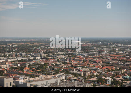 Vista di Allianz Arena e la città di Monaco di Baviera da Olympic Tower in Germania durante il periodo estivo. Foto Stock