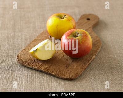 Cox's Orange Pippin mele sul tagliere, interi e slice Foto Stock