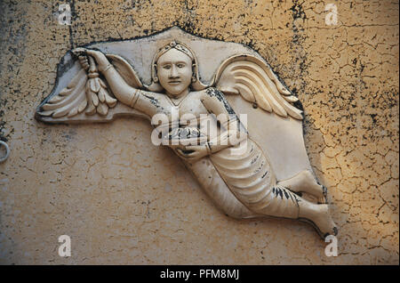 Incisione su un ''angel'' presso il Palazzo di Città, Udaipur. Fondata nel 1568 Udaipur (la Venezia dell'Est) linee le rive del lago Pichola in Sud Rajasthan. Ottobre 30th, 1998. Foto Stock