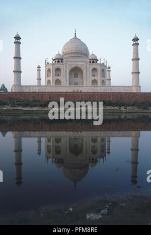 Il Taj Mahal come si vede dal Fiume Yamuna. È stata costruita dall'imperatore Shah Jahan in memoria della sua seconda moglie Mumtaz Mahal, che morì durante il parto nel 1631 e fu completato nel 1653. Agra, Ultar Pradesh. Foto Stock