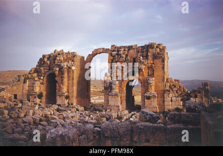 Giordania, arco trionfale costruito per onorare la visita dell Imperatore Adriano per l'antico sito romano di Jerash, 48 km a nord di Amman, uno dei più grandi e meglio conservati siti di architettura romana nel mondo al di fuori dell'Italia. Foto Stock