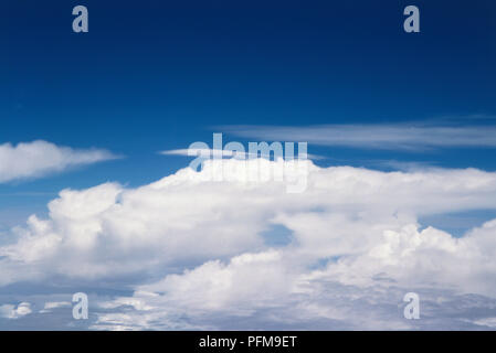 Bianco puro Cumulonimbus nuvole con pileus nel profondo blu del cielo, prese a 42.000 piedi, guardando verso la Nuova Guinea. Foto Stock