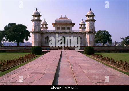 India, Agra, Itimad-ud-Daulah della tomba di set contro il cielo blu chiaro Foto Stock