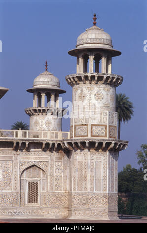 India, Agra, Itimad-ud-Daulah tomba di open-pillared chhatri a cupola sopra il minareto, lucidati in marmo bianco con mosaici colorati e lavoro a traliccio, diciassettesimo secolo edificio con dossi. Foto Stock