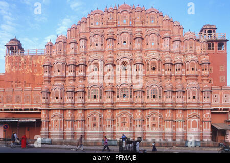 India, Hawa Mahal, significato palazzo dei venti, decorati in stile barocco a più livelli-come facciata, cinque storie, dipinta in rosa, sporgente di finestre e balconi. Foto Stock