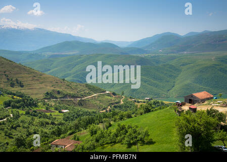 Vista del nord est paesaggio albanese con montagne verdi Foto Stock