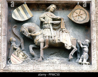 Germania, Hesse, Fritzlar, rilievo statua di San Martino a cavallo circondato da mendicanti, sulle pareti del municipio medievale, costruito c. Xii secolo Foto Stock