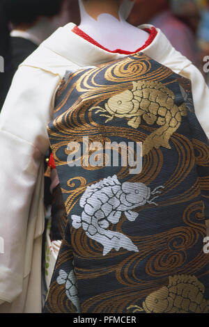 Giappone, Kyoto City, costume Maiko, anta mostra modello fish, a penzoloni al retro della tunica bianca, vicino, vista da dietro. Foto Stock