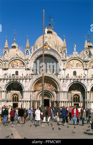 L'Italia, Venezia, Basilica di San Marco, le persone nella piazza sottostante la facciata occidentale Foto Stock