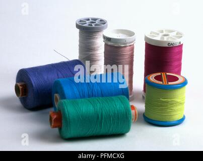 Bobine colorati di fili di cotone, close-up Foto Stock