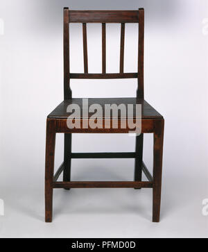 Brown sedia in legno, vista frontale Foto Stock