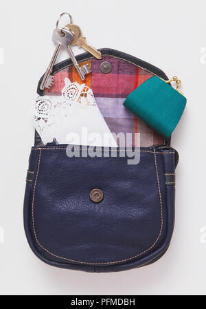 Blu borsa in pelle, set di chiavi, chiusura purse, pizzo hanky, close up Foto Stock