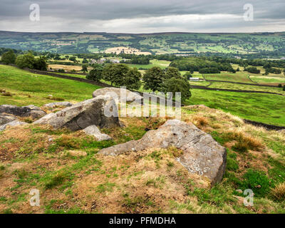 Vista su Wharfedale vicino posto sulla rupe di Burley Moor West Yorkshire Inghilterra Foto Stock