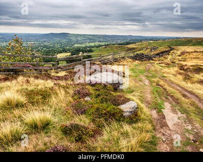 Vista su Wharfedale vicino posto sulla rupe di Burley Moor West Yorkshire Inghilterra Foto Stock