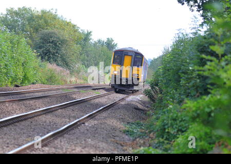 Un British Rail Class 150 nord del treno si avvicina ad un passaggio a livello Mickletown vicino a Castleford Foto Stock