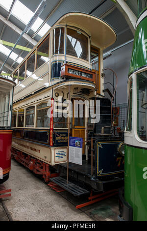 Presenta sono memorizzati in tram, capannoni e alcuni attendono il loro turno per utilizzare entro Crich tramvia Village, Derbyshire come questo inizio di Sheffield Tram Foto Stock