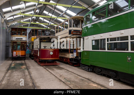 Presenta sono memorizzati in tram, capannoni e alcuni attendono il loro turno per utilizzare entro Crich tramvia Village, Derbyshire 19/08/2018 Foto Stock