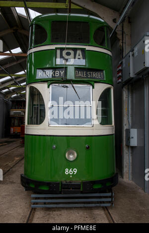 Presenta sono memorizzati in tram, capannoni e alcuni attendono il loro turno per utilizzare entro Crich tramvia Village, Derbyshire come questo Liverpool Tram n. 869 Foto Stock