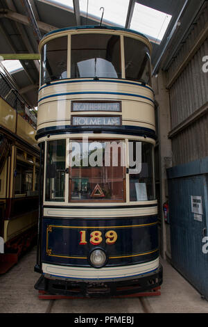 Presenta sono memorizzati in tram, capannoni e alcuni attendono il loro turno per utilizzare entro Crich tramvia Village, Derbyshire come questo Standard Sheffield Tram Foto Stock